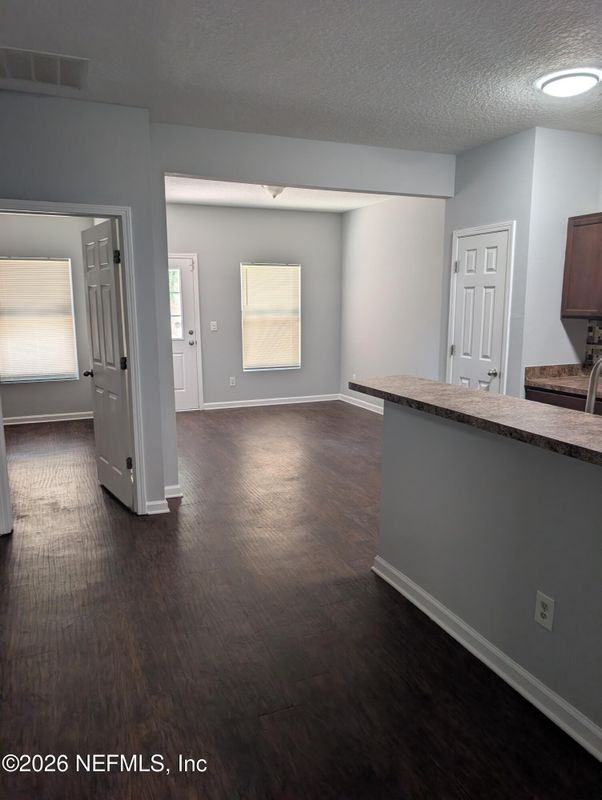 2825 Circle St E - Photo 6 of 15