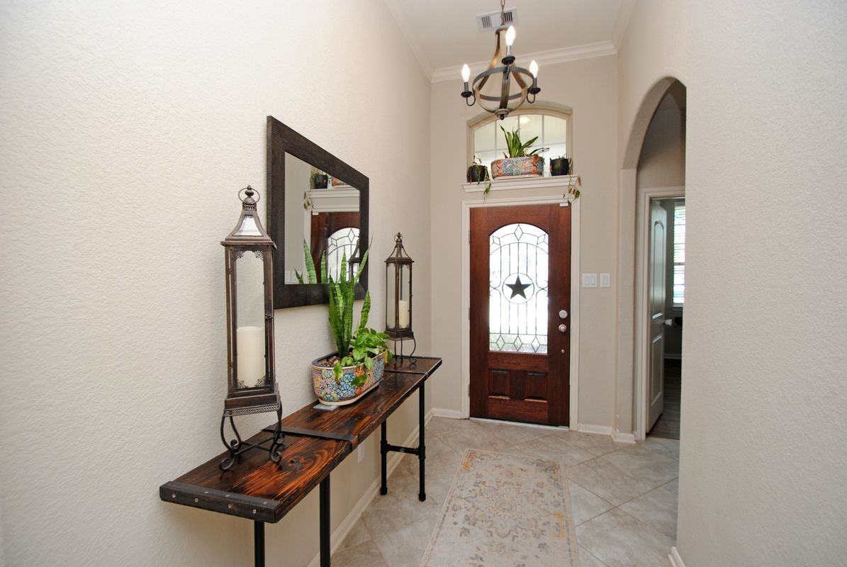 1527 Giles Dr - Photo 2 of 3