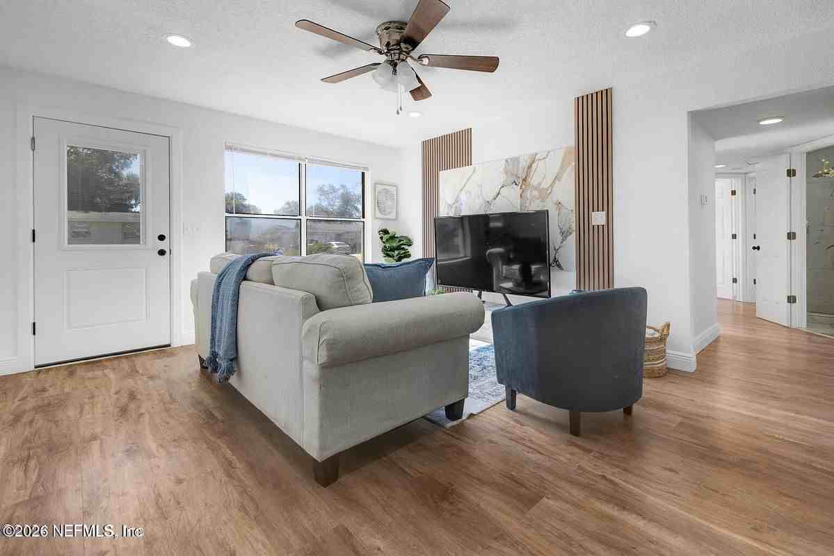 7219 Stonehurst Rd N - Photo 4 of 18