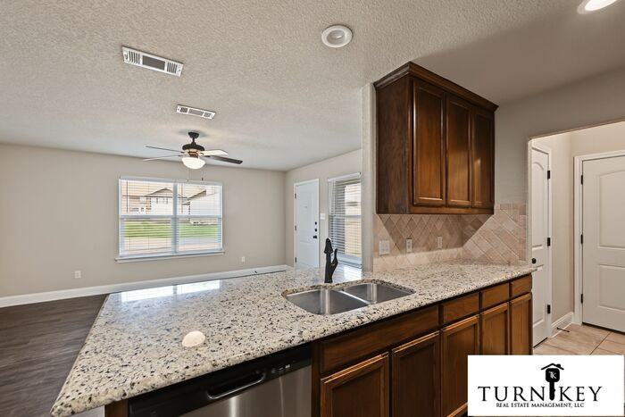8027 Marydean Ave - Photo 3 of 29