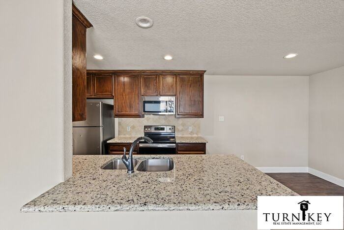 8027 Marydean Ave - Photo 6 of 29
