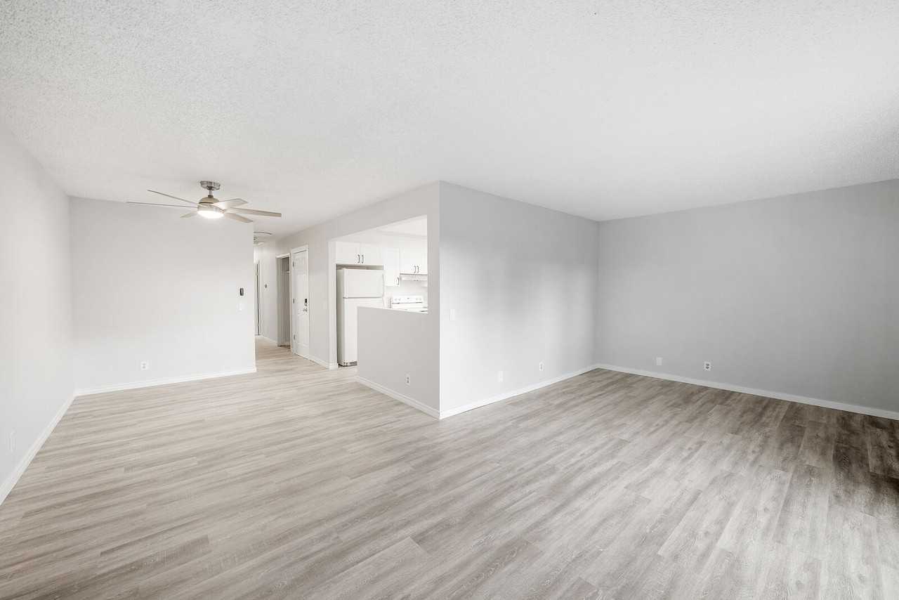 1528 35 St Se - Photo 2 of 12
