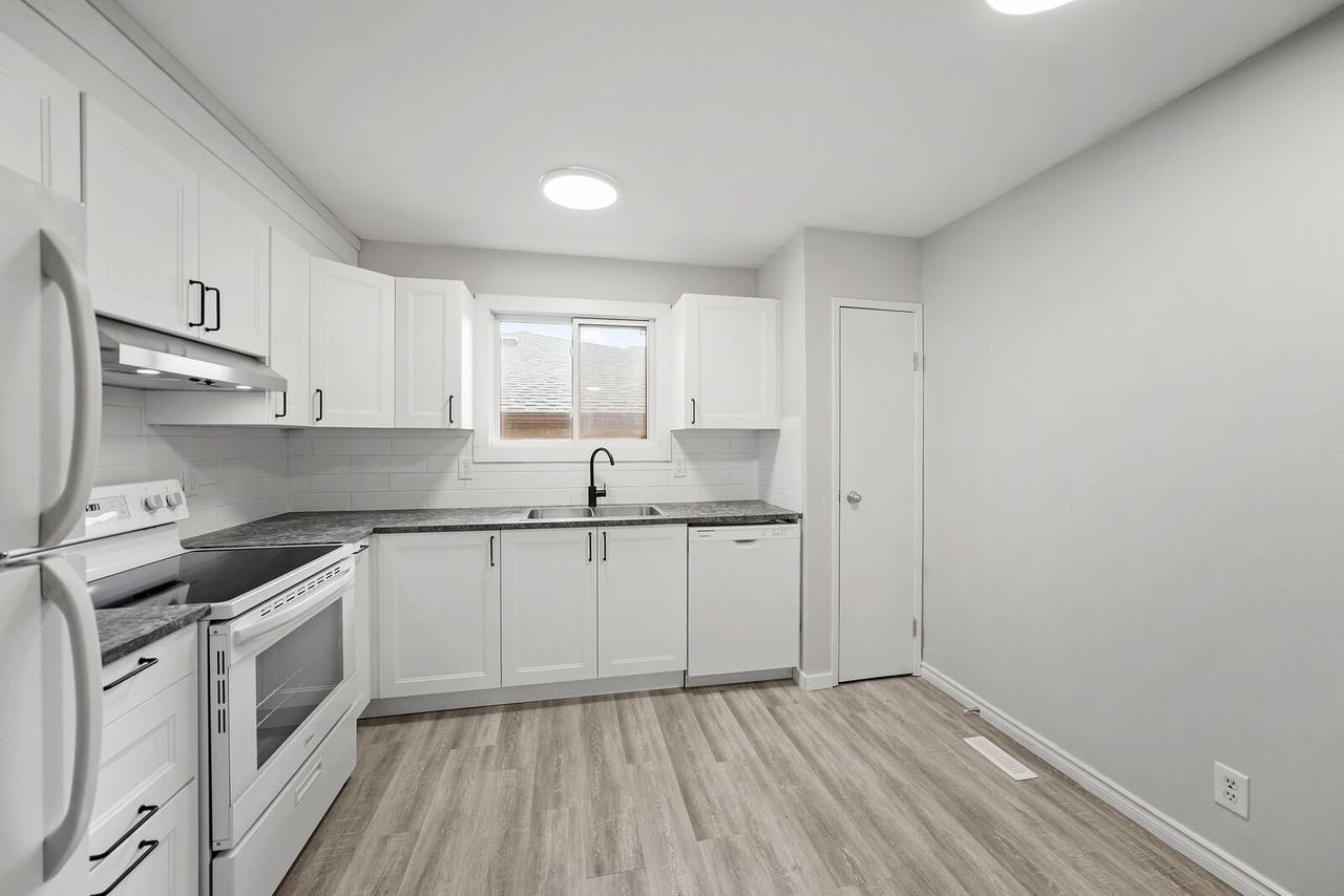 1528 35 St Se - Photo 4 of 12