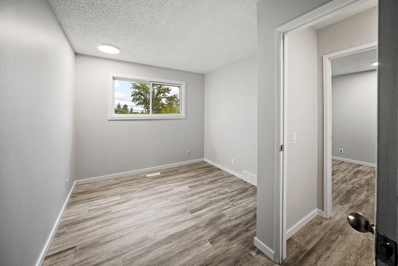 1528 35 St Se - Photo 5 of 12
