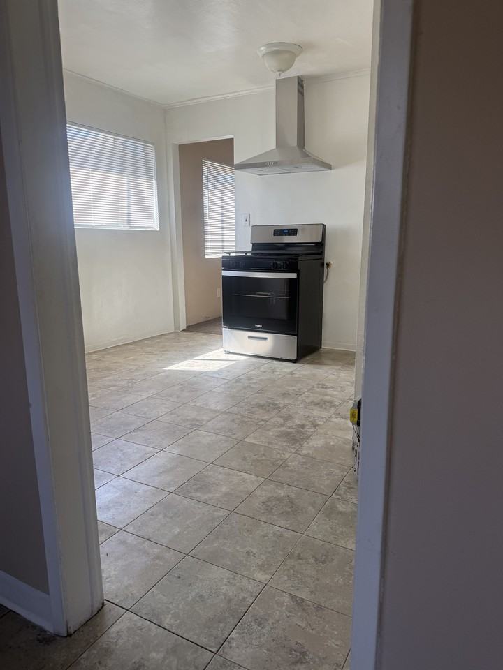 1018 S Fetterly Ave #NON - Photo 4 of 10
