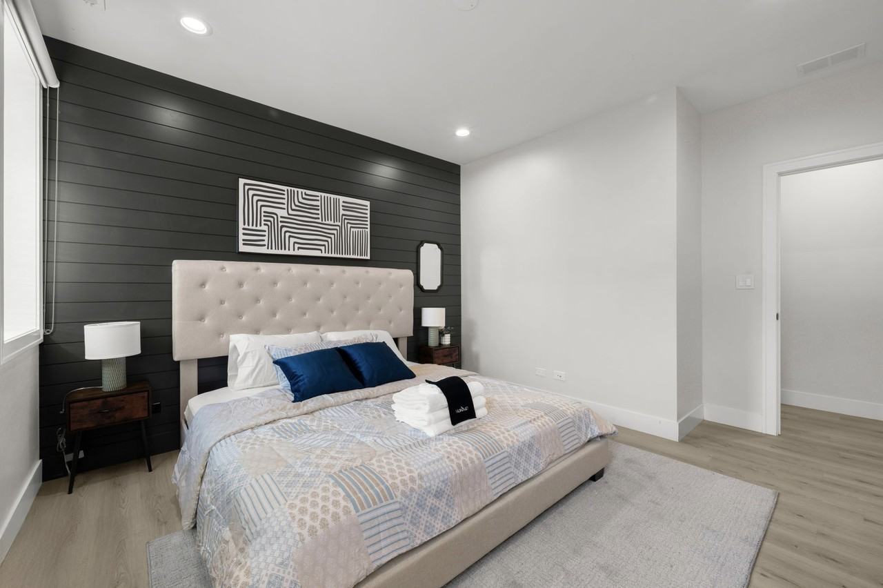 6152 S Champlain Ave #2 - Photo 3 of 18