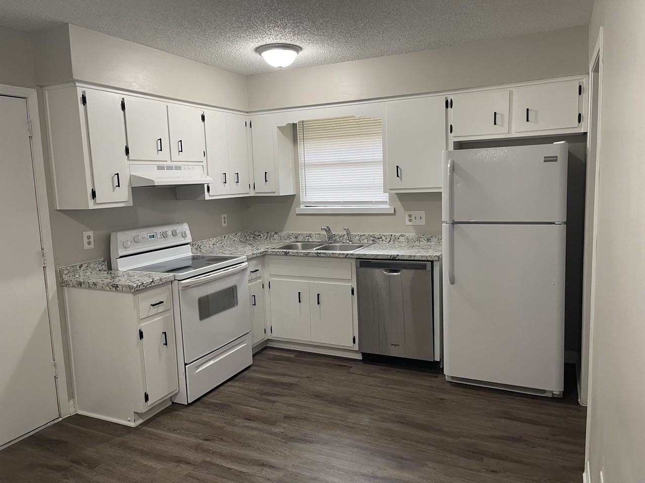 3052A Gordon St #1 - Photo 5 of 9