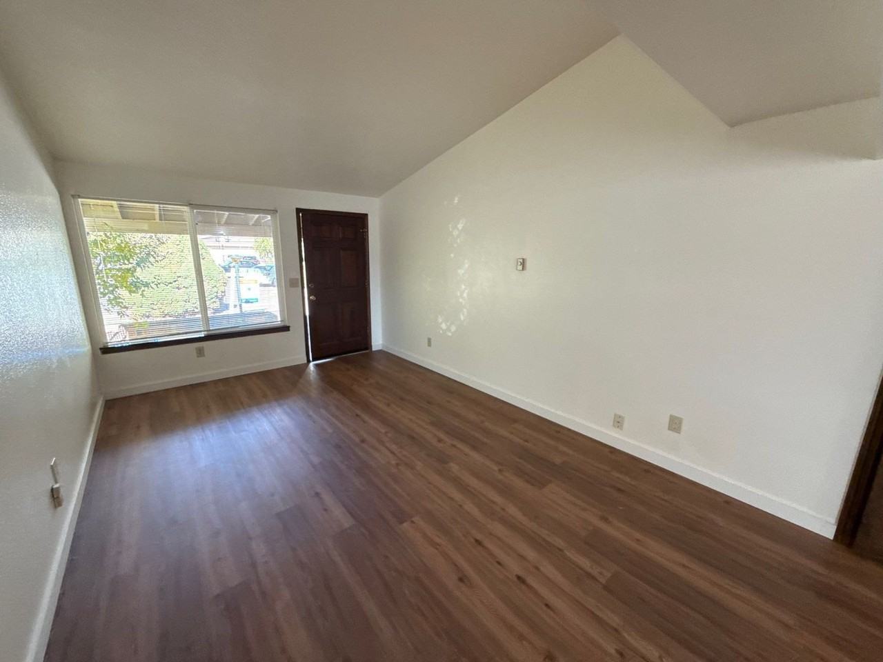 190 Se Atwood Ave - Photo 3 of 28