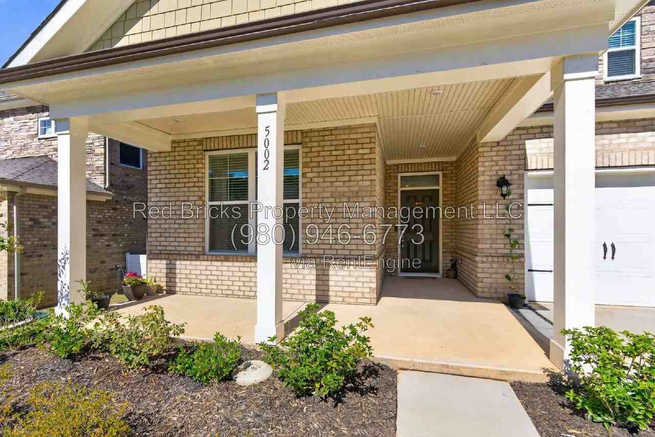 5002 Kinsbridge Dr - Photo 5 of 46