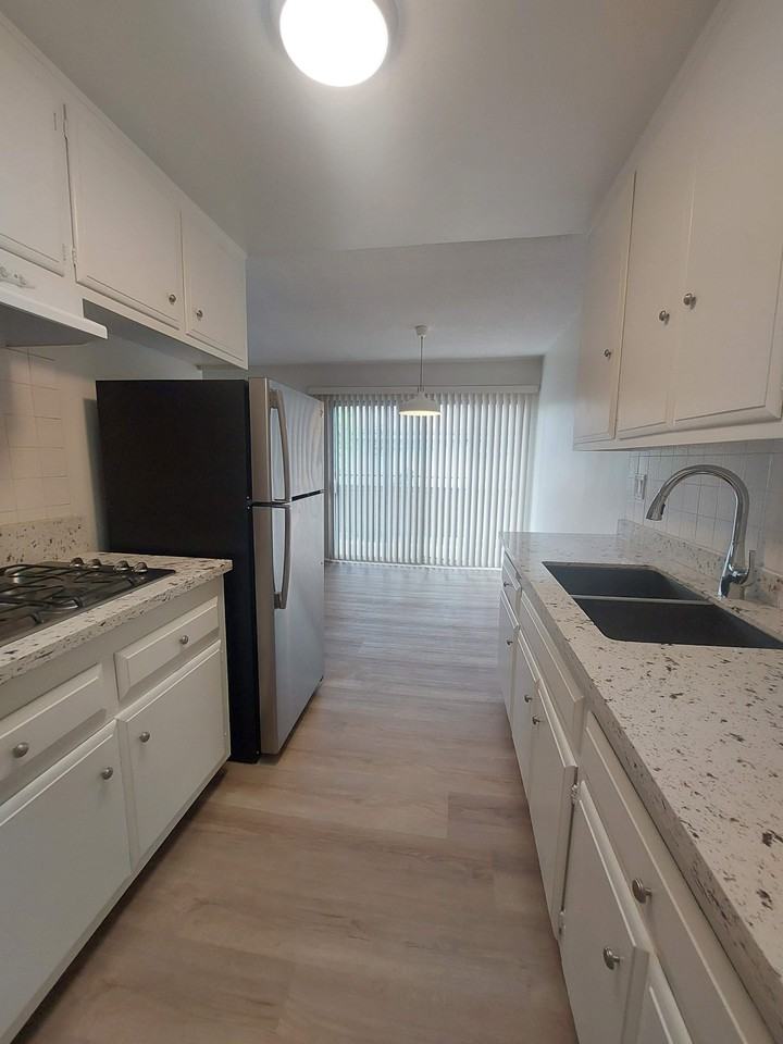 1401 N Poinsettia Pl #6 - Photo 7 of 17