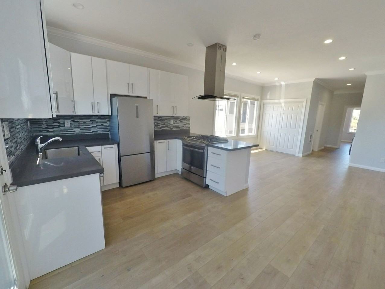 1007 62nd St #B - Photo 3 of 8