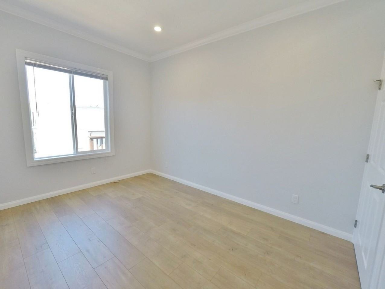 1007 62nd St #B - Photo 5 of 8