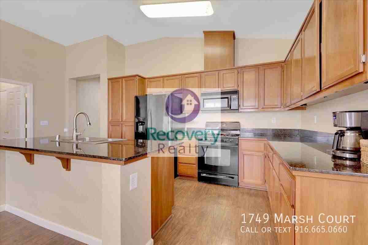 1749 Marsh Dr - Photo 3 of 19