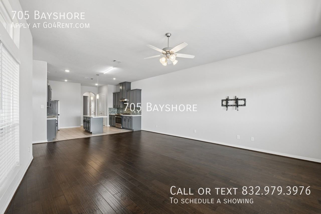 705 Bayshore Dr - Photo 5 of 19