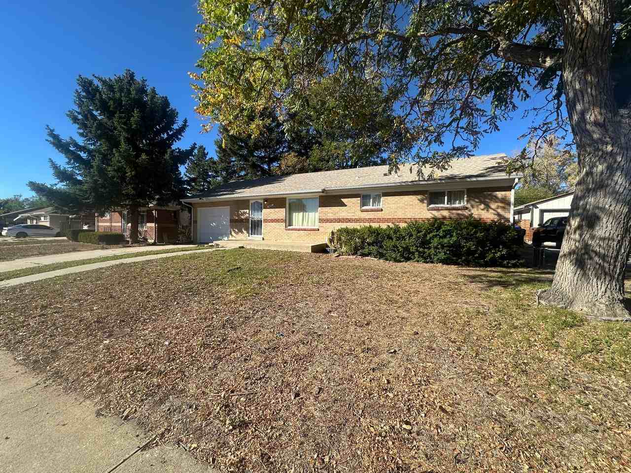 6891 Larsh Dr - Photo 3 of 38