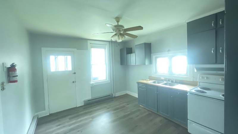 513 Baker St - Photo 7 of 13