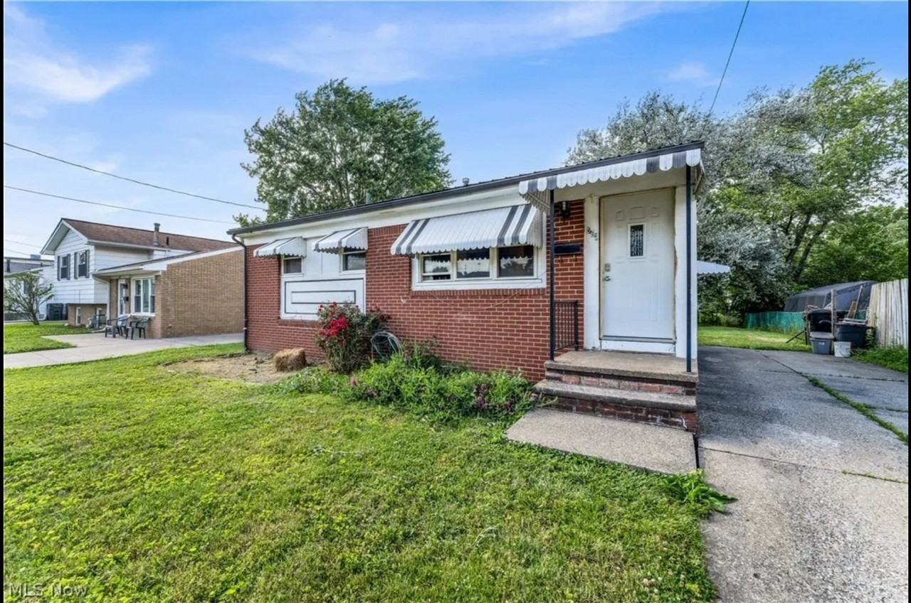 567 Walnut St - Photo 3 of 14