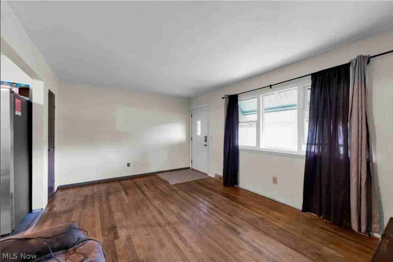567 Walnut St - Photo 4 of 14