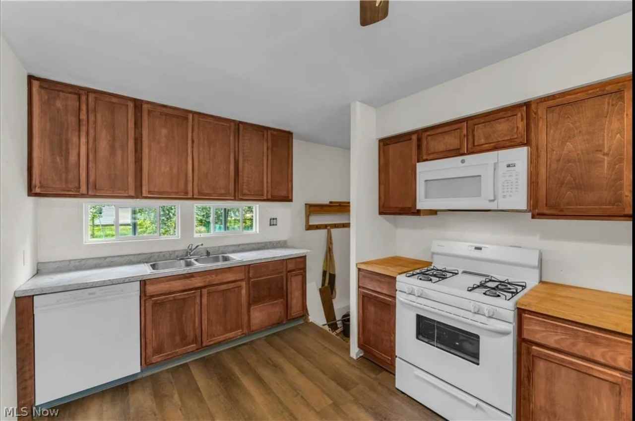 567 Walnut St - Photo 7 of 14