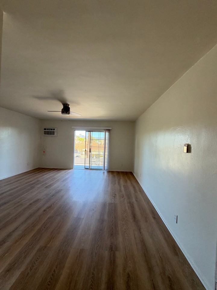 1244 Queen Anne Pl - Photo 2 of 8
