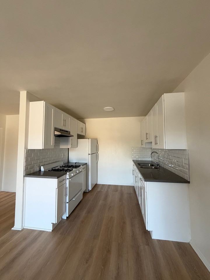 1244 Queen Anne Pl - Photo 3 of 8