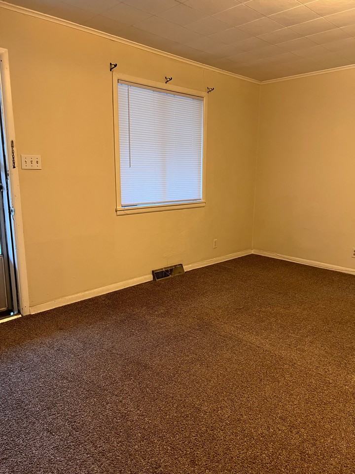 736 E 20th St - Photo 5 of 17