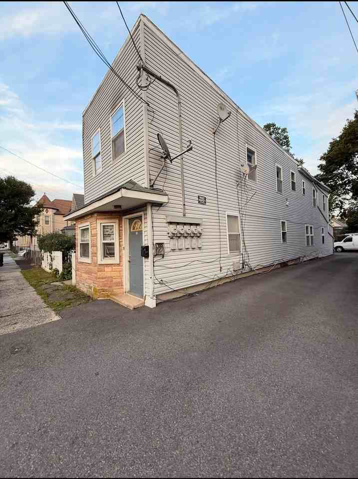 424 Valley St #1R - Photo 4 of 5
