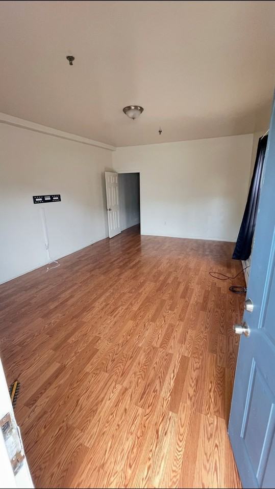 424 Valley St #1R - Photo 5 of 5