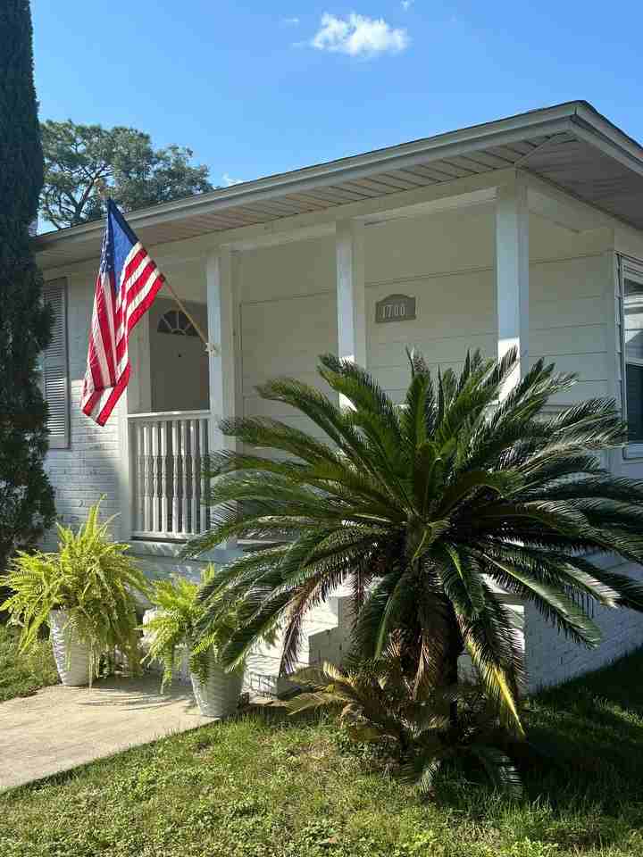 1700 Anderson St - Photo 2 of 19