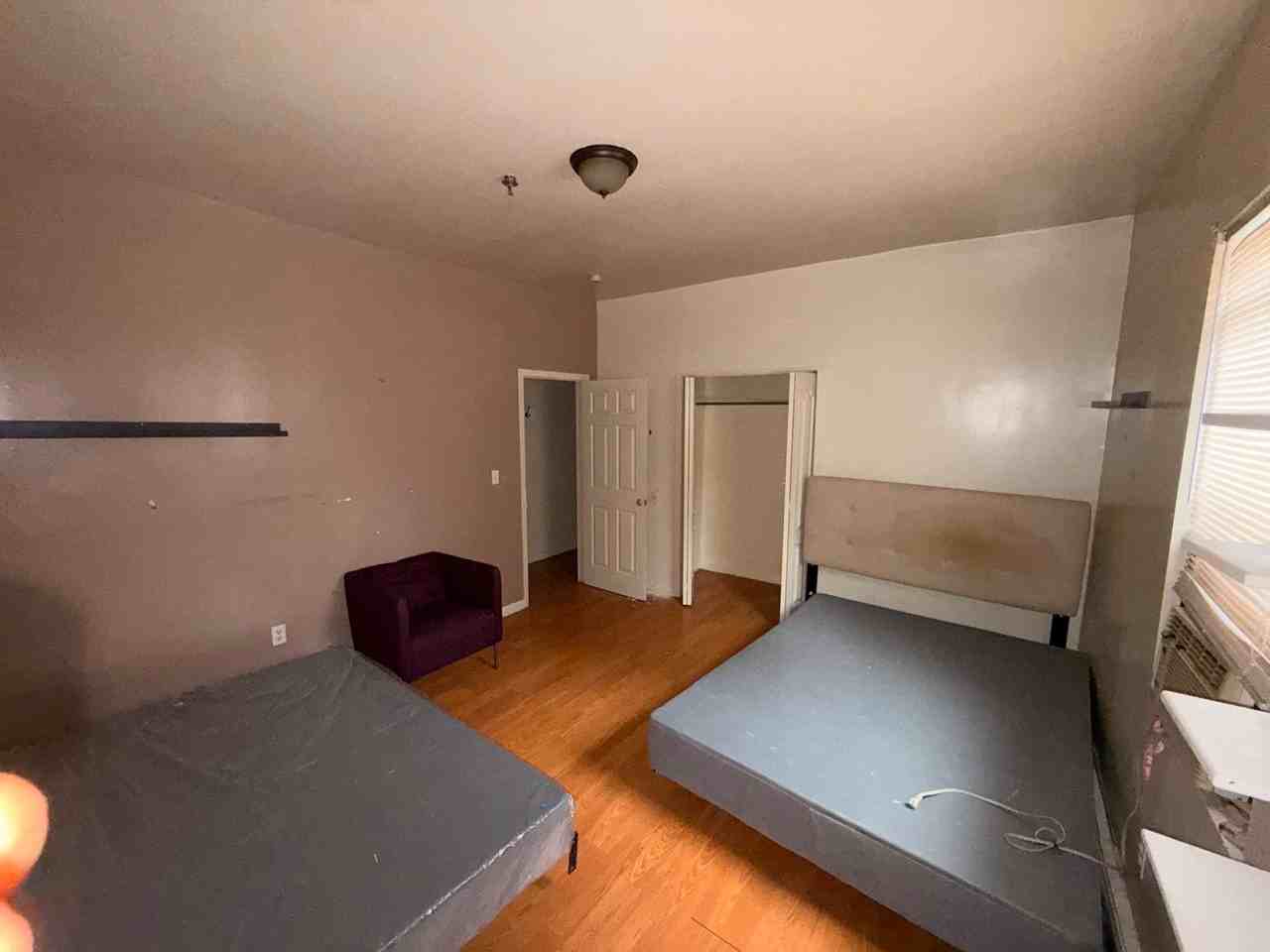 424 Valley St #1L - Photo 4 of 4