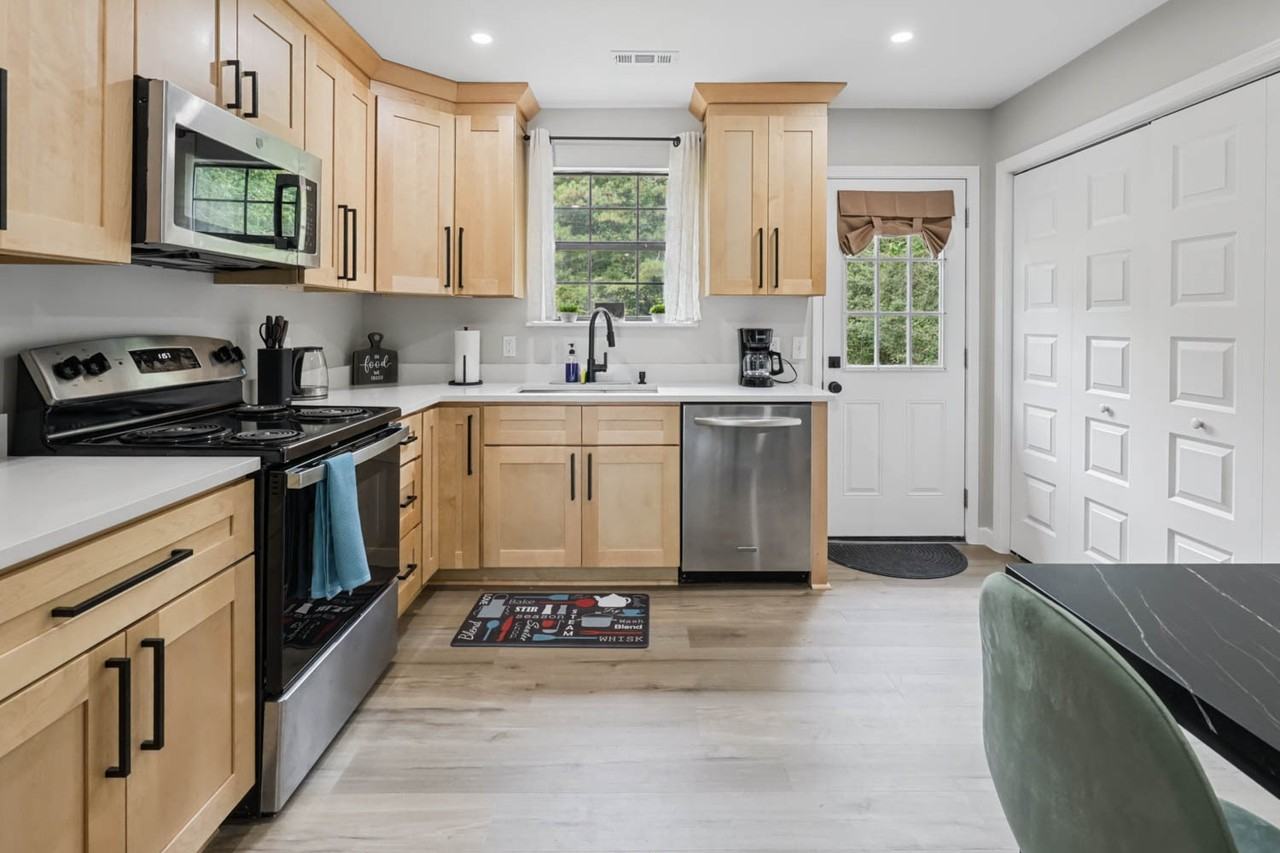 195 Landon Ct. NE - Photo 3 of 11