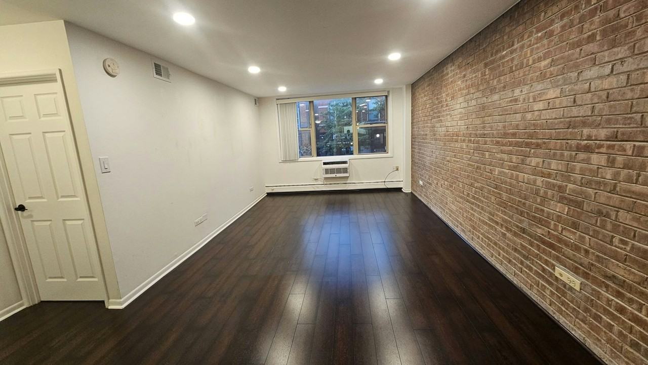 2250 North Lincoln Avenue, Unit 201 - Photo 5 of 17
