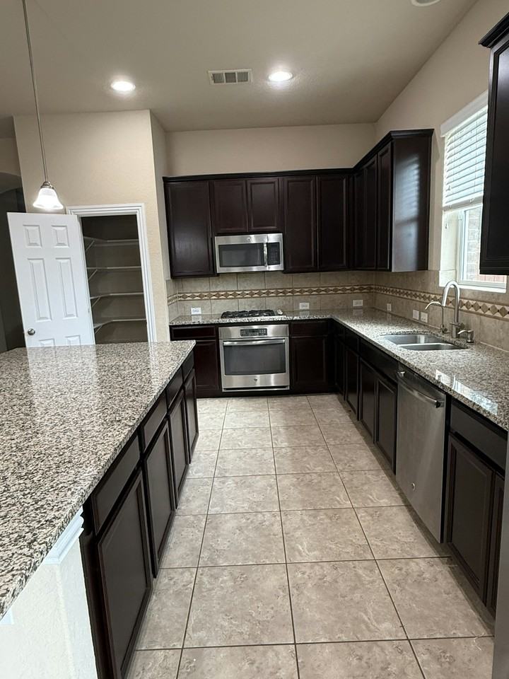 25703 Velvet Creek - Photo 4 of 23