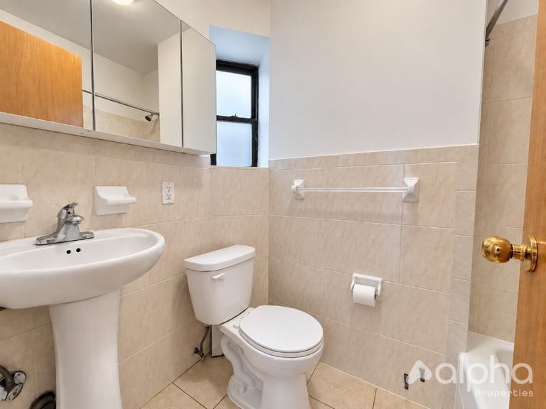229 Henry St - Photo 4 of 8