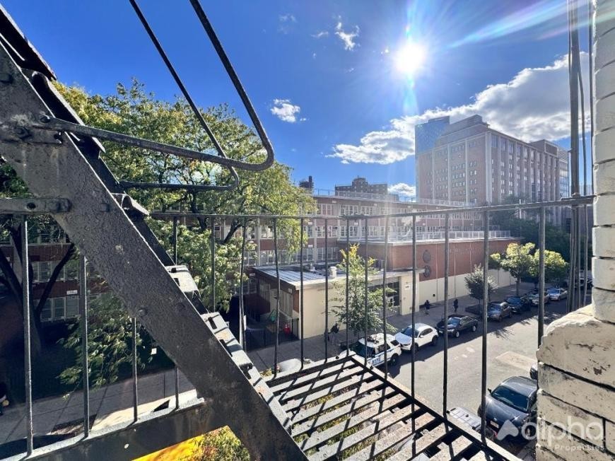 229 Henry St - Photo 6 of 8