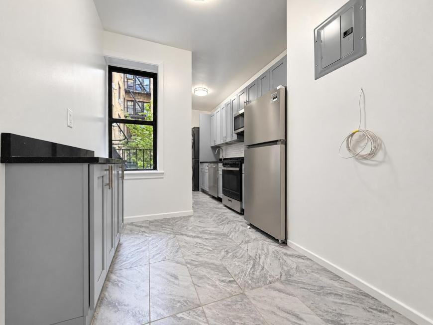 121 Bennett Ave - Photo 7 of 10