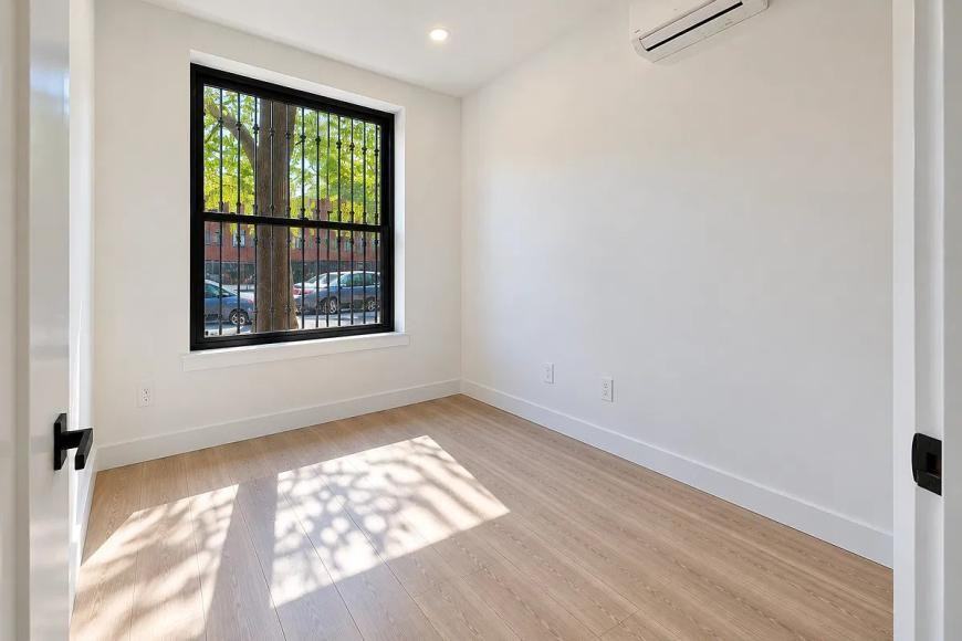 993 Summit Ave - Photo 2 of 5