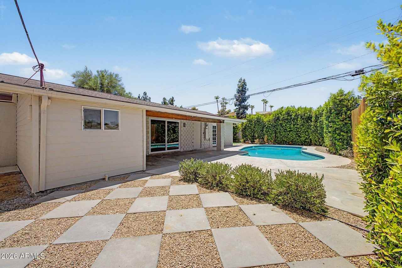 8202 E Sells Dr - Photo 4 of 32