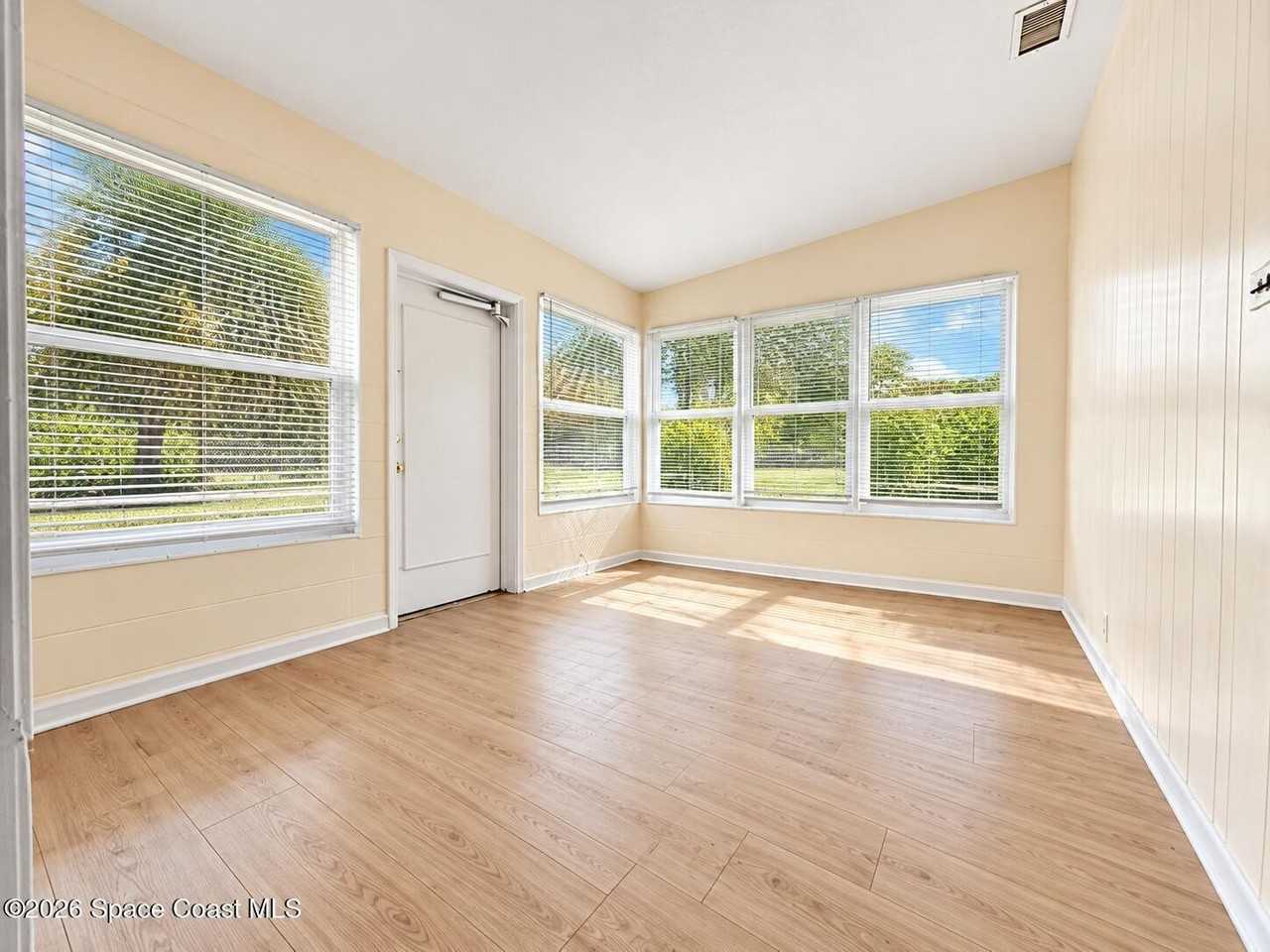 819 W Highland Dr - Photo 3 of 7