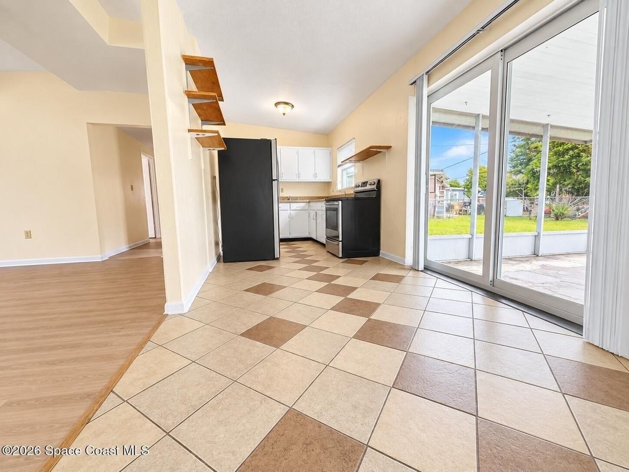819 W Highland Dr - Photo 4 of 7