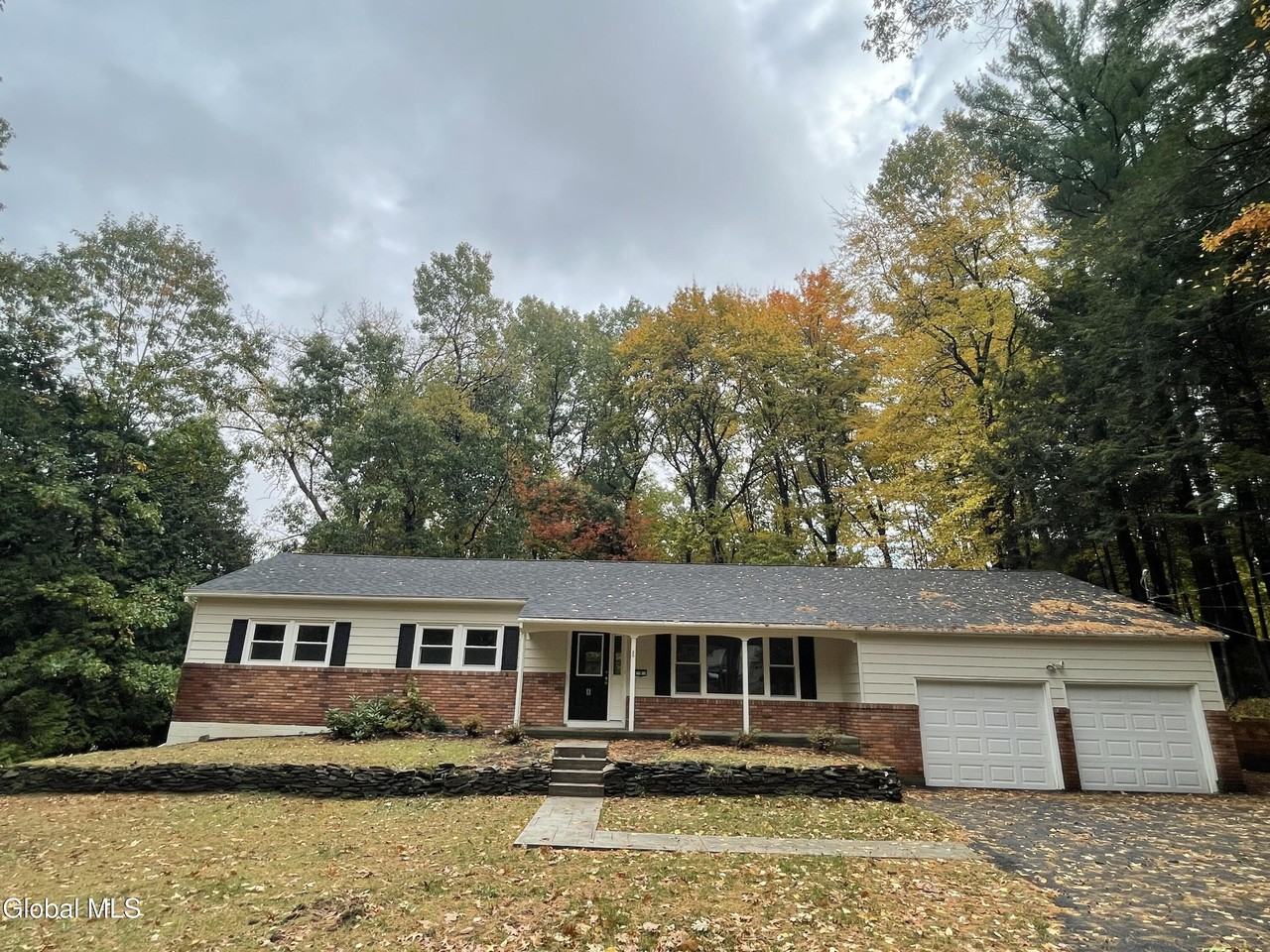 8 N Hill Dr - Photo 2 of 32