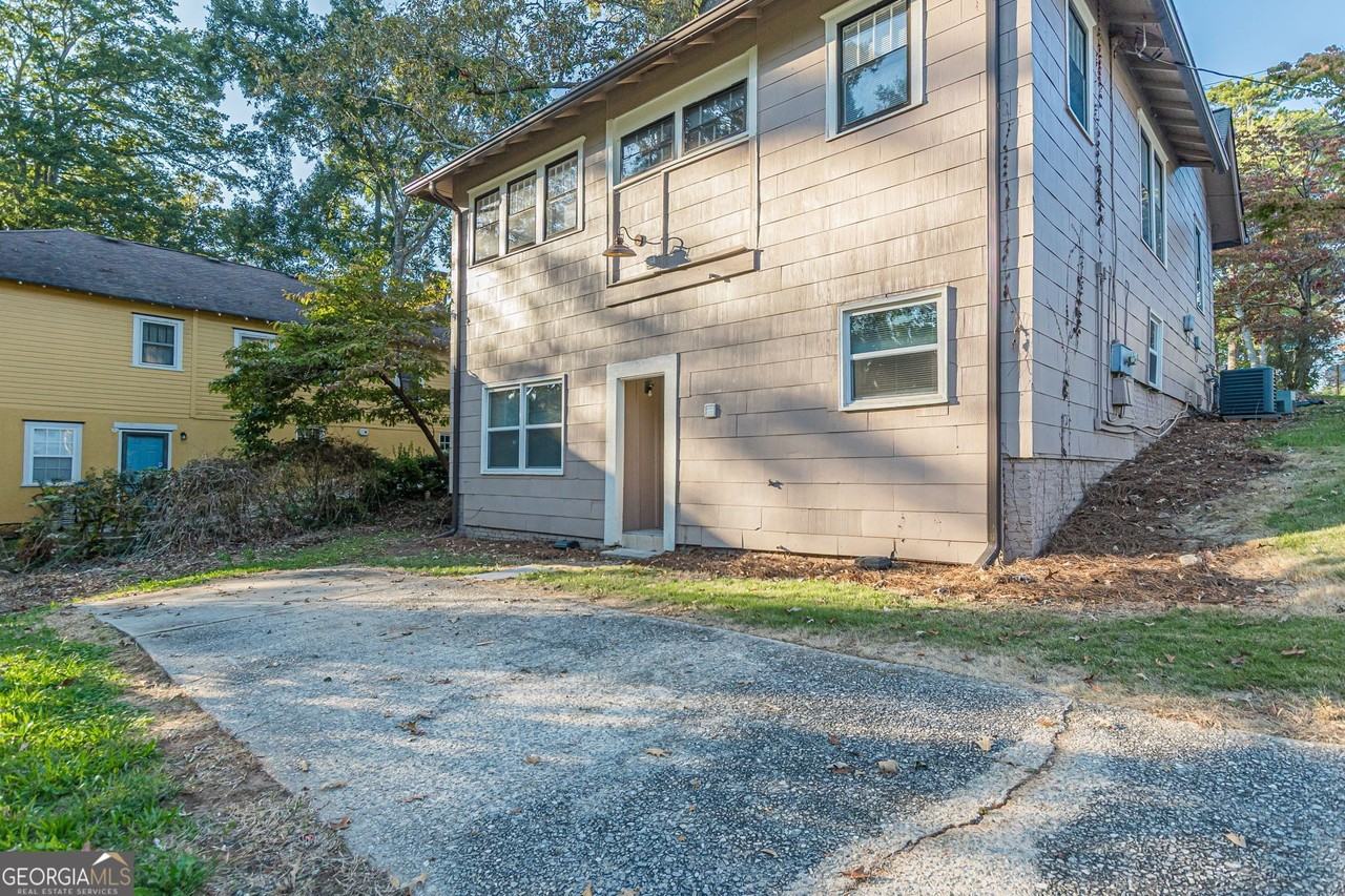 2034 Cambridge Ave - Photo 4 of 31
