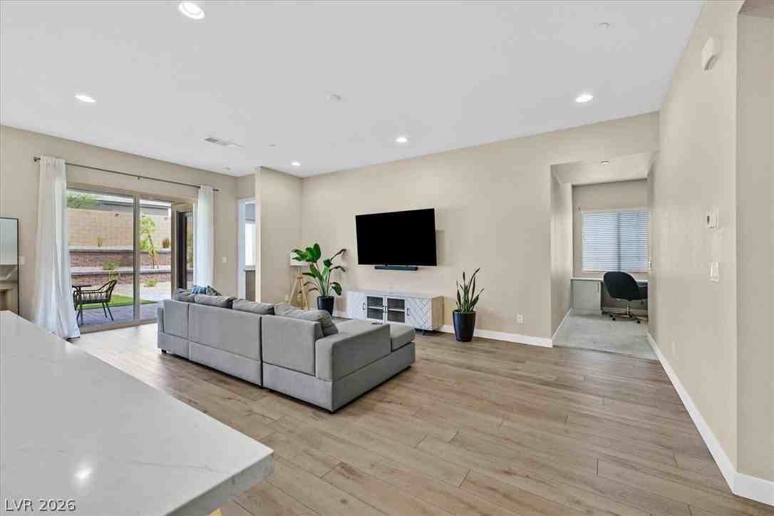 552 Comodo St - Photo 3 of 41