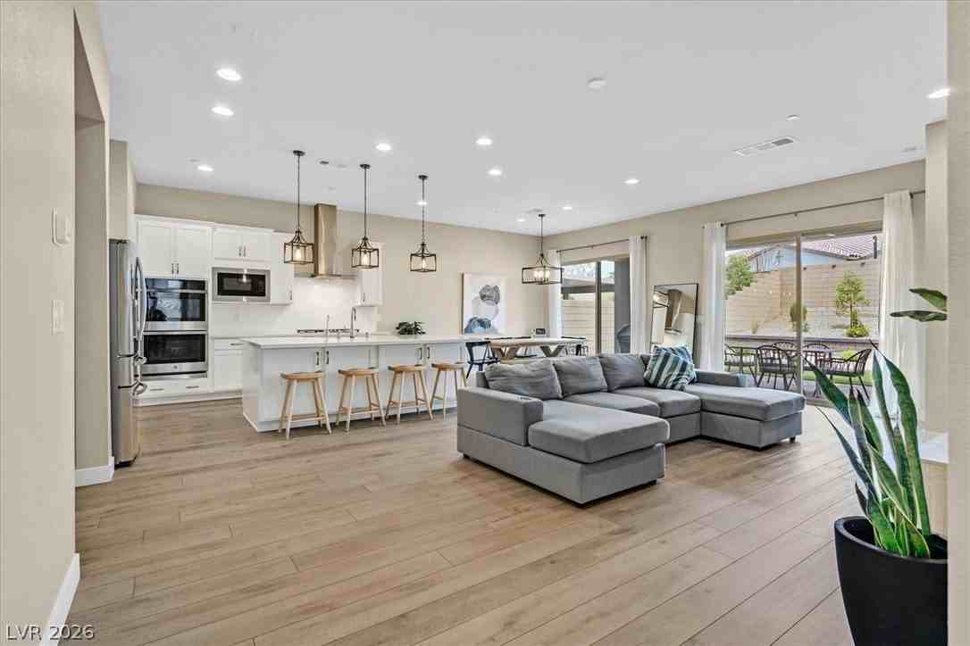 552 Comodo St - Photo 5 of 41