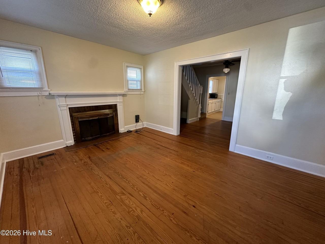 908 Flora St - Photo 4 of 11