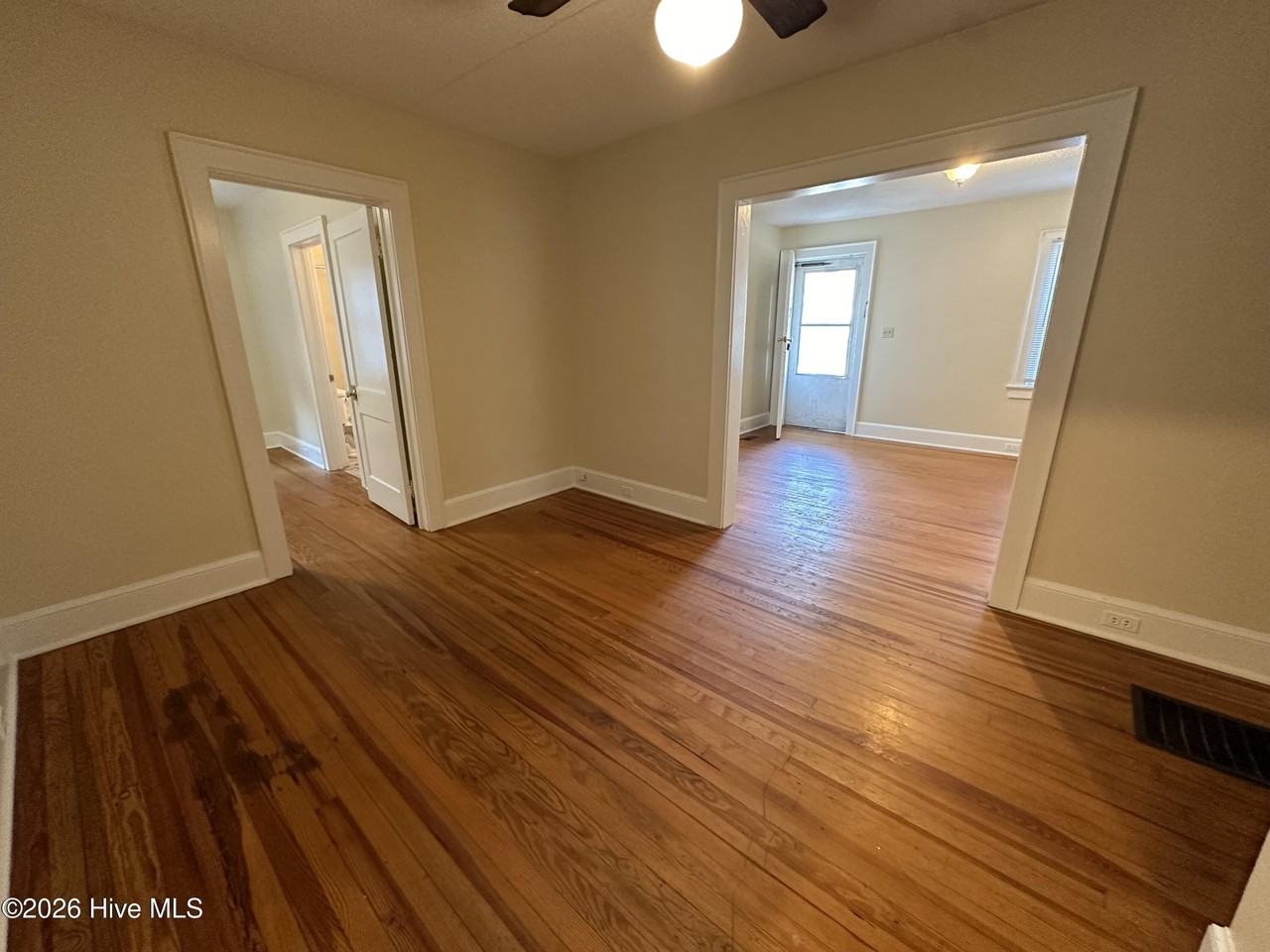 908 Flora St - Photo 5 of 11
