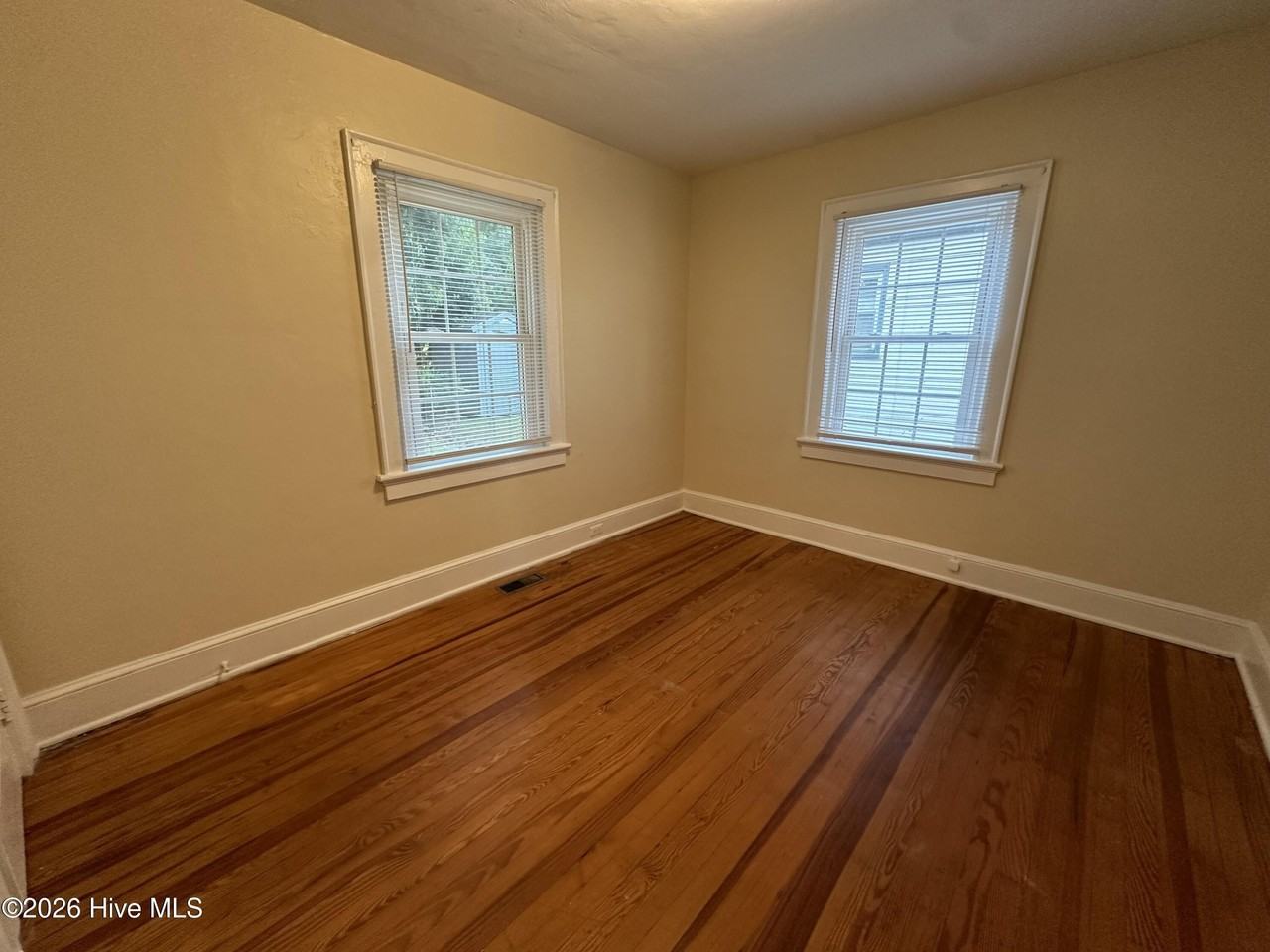 908 Flora St - Photo 6 of 11