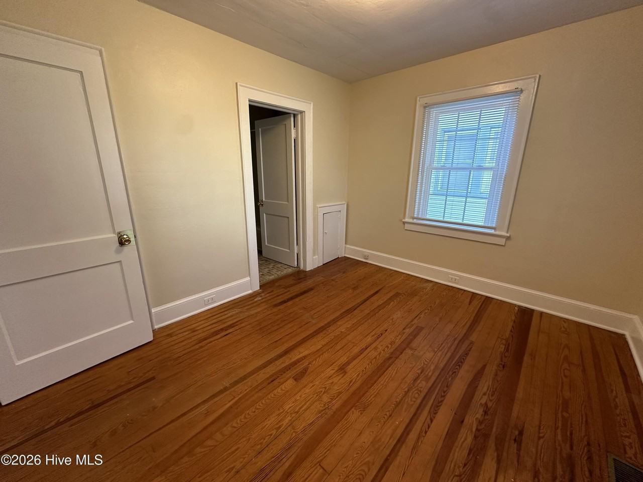 908 Flora St - Photo 7 of 11