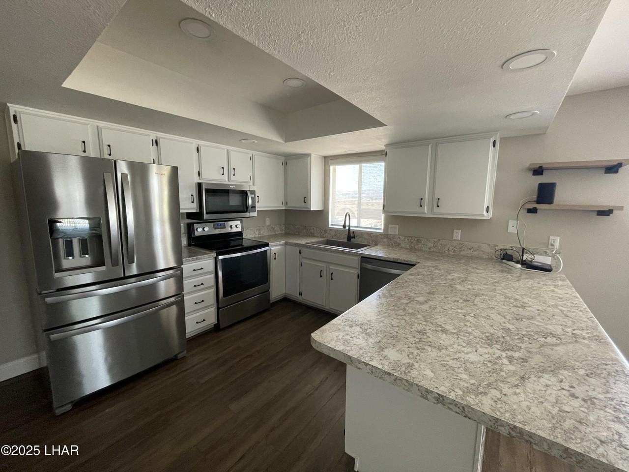658 Yosemite Dr - Photo 2 of 17
