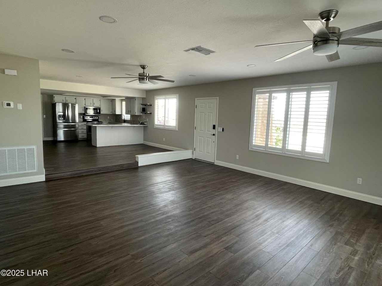 658 Yosemite Dr - Photo 3 of 17